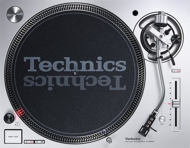 Gramofon Technics SL-1200MK7EG stříbrný, pohled shora, matně černý talíř, raménko, ovládací prvky, stroboskopická stupnice