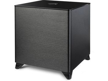 Dynamo Foundation 12 subwoofer, set fra en vinkel, sort kubisk kabinet, glat overflade på toppen, skrå ben, afrundede hjørner