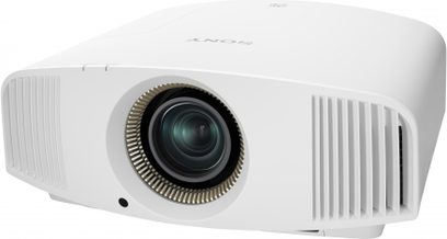 Sony VPL-VW320ES hvid videoprojektor, set lidt fra siden forfra, centreret linse, siddeventilationsgitre