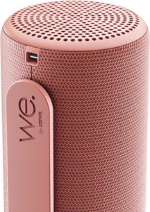 Altoparlante bluetooth portatile Loewe We. HEAR 1 rosa, vista ravvicinata con griglia perforata e cinturino laterale