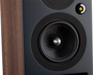 Davis Acoustics Krypton 3 klasikinė riešutmedžio lentyninė kolonėlė, artimas vaizdas, juodas priekinis skydelis, centrinis garsiakalbis su juoda tekstūruota membrana, apvalus juodas aukštų dažnių garsiakalbis su geltonu akcentu, šoninis kraštas iš riešutmedžio medienos.