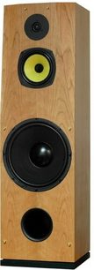Lyse træhøjttaler med 3 sorte højttalere og en gul diskant, set forfra, Davis Acoustics Cesar