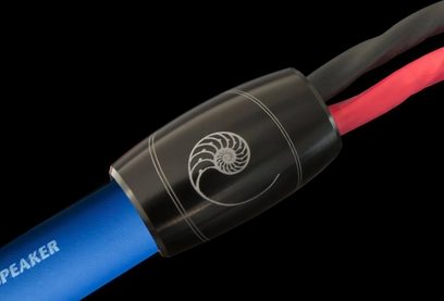 Cablu audio Cardas HP Clear albastru și roșu, conector metalic cilindric gravat cu un model spiralat, detaliu