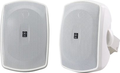 To hvide Yamaha NS-AW190 udendørs højttalere set forfra med metalgitteret og Yamaha-logoerne på forsiderne