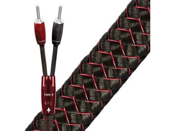 Černý a červený opletený audio kabel Audioquest Type 9 s červenými banánkovými konektory SureGrip, prezentovaný s konektory