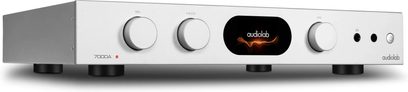 Audiolab 7000A hõbedane stereointegratsiooniga hi-fi võimendi, ristkülikukujuline esipaneel, 4 ümmargust nuppu, keskel ekraan ja paremal 3 porti