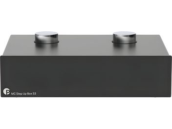 Phono předzesilovač Pro-Ject MC Step Up Box S3 černý, čelní pohled se dvěma otočnými ovladači nahoře