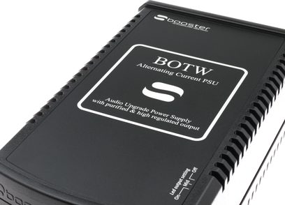 Multiprise Sbooster BOTW Alternating Current PSU černá, pohled shora, s bílým logem a textem na matném černém pozadí