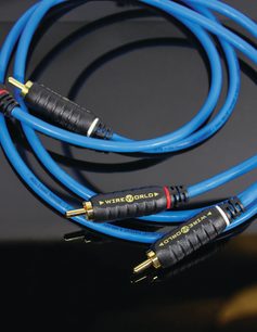 Wireworld Stream blå spiralsnoede RCA-lydkabler, forgyldte RCA-stik, sort kappe, nærbillede