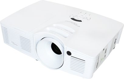 Optoma HD26 hvid videoprojektor, set forfra og fra tre fjerdedele, med objektivet forskudt mod højre
