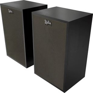 Coppia di diffusori da scaffale Klipsch Rebellion neri, visti di tre quarti, con griglie frontali a righe e logo Rebellion