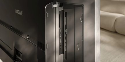 Czarny telewizor Loewe, widok z tyłu z otwartym panelem bocznym i widocznymi złączami HDMI USB CI