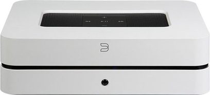 Hi-fi stereo zesilovač BlueSound PowerNode 2i bílý, pohled zepředu, obdélníkový tvar, bílý čelní panel, uprostřed černý displej