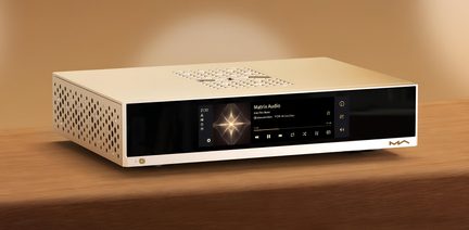 Valge Matrix Audio võrgumängija, must esipaneel keskse värviekraani ja perforeeritud alumiiniumkorpusega