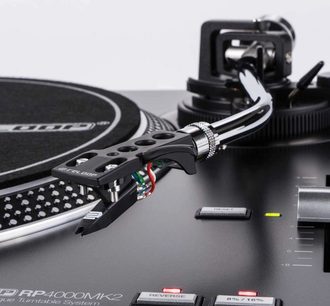 Gramofon Reloop RP-4000 MK2 v černé barvě, detailní pohled na rameno s hlavou a protizávažím na černém pozadí