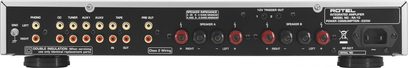 Rotel RA-10 sort hi-fi stereoforstærker, bagside, audio-tilslutninger og strømforsyning, nærbillede