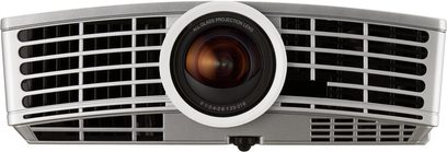 Mitsubishi HC1100 videoprojektor, set forfra, objektiv i midten omgivet af et rektangulært, gråt ventilationsgitter