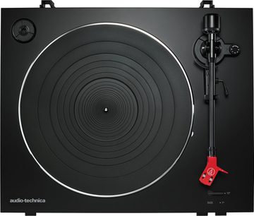 Audio Technica AT-LP3 sort pladespiller set forfra med tonarm og rød knap, på sort baggrund