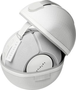 Valge DEVIALET Mania kaasaskantav Bluetooth-kõlar oma sobivas avatud kõvas kandekarbis koos transpordikäepidemega