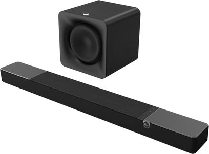 Bară de sunet Klipsch Flexus Core 300 neagră cu subwoofer cubic Sub 100 asortat, vedere din unghi de trei sferturi