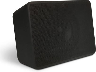BlueSound Pulse Sub sort subwoofer, kubisk form, sort stofgitter dækker fronten, set fra tre kvarter vinkel