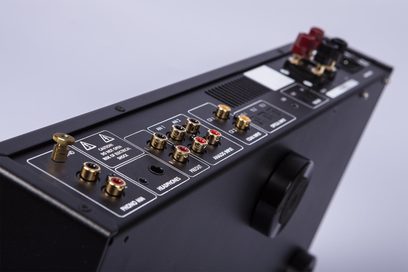 Stereohøjttaler-forstærker Electrocompaniet ECI-80D sort, bagfra set ovenfra, forgyldte audiostik, rød afbryder