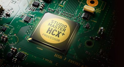 Processador Studio Master HCX+ em placa de circuito impresso verde com componentes eletrônicos