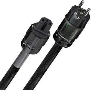 Due prese elettriche maschio nere collegate da un cavo intrecciato nero, vista ravvicinata frontale