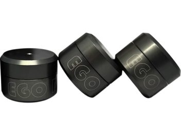 Trois amortisseurs anti-vibration Aktyna EGO cylindriques en métal noir satiné, gravure EGO visible sur la tranche, présentés en vue d’ensemble légèrement de face