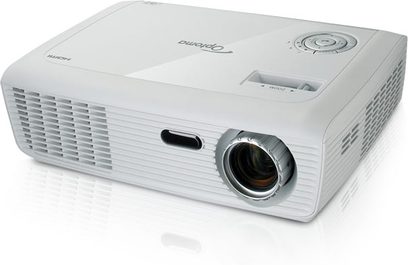 Optoma HD67N hvid videoprojektor, set forfra og oppefra, objektivet er forskudt mod højre, ventilationsriste på siden