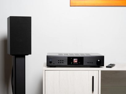 Must Rotel S14 stereo-hifi-võimendi, mustad kõlarid, puldiga, valge riiulil, vaade eest