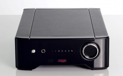 Rega Brio sort hi-fi stereforstærker, set forfra, sort front med sølvfarvede knapper og drejeknap, rød display