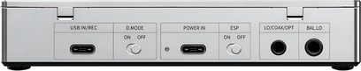 FiiO DM15 R2R høyfidelitets CD-spiller i sølv, sett bakfra med USB-C-porter, lydutganger og brytere