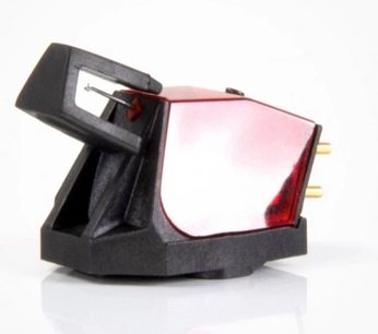 Testina di lettura per giradischi in vinile, di forma trapezoidale, in plastica nera e rossa, vista da tre quarti posteriore