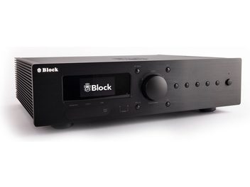 Ampli hi-fi stereo Block VR-120 v černém kartáčovaném hliníku, pohled z tří čtvrtin zepředu, přední panel s obdélníkovým displejem vlevo, velkým centrálním ovládacím kolečkem vpravo, řadou malých kulatých tlačítek, jack a USB porty dole, pravý bok vybavený chladicími žebry