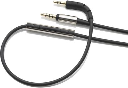 Sorte audiokabeler med 3,5 mm metalforsølvede jackstik, på hvid baggrund