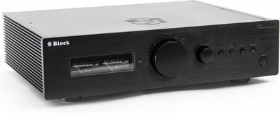 Amplificateur de puissance hi-fi Block A-200 noir en aluminium brossé, vue de trois quarts avant gauche, présentant façade avec grand bouton de volume, petit bouton balance, quatre boutons poussoirs, voyant rond, vu-mètre analogique sous vitre et ailettes de dissipation latérales