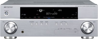 Pioneer VSX-1019 surround receiver set forfra, sølvfarvet front, blåt display, knapper og stik på forsiden