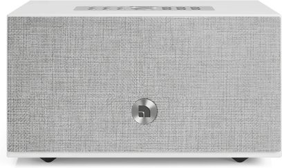 Valkoinen Audio Pro C5 MKII W -älykaiutin, jossa on kuvioitu etusäleikkö, keskellä oleva logo ja yläosan säätimet
