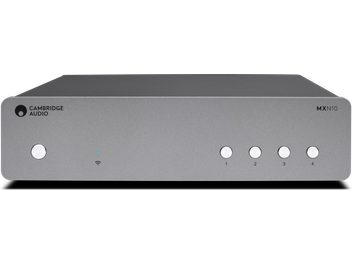 Predvajalnik omrežnega zvoka Cambridge Audio MXN10 v srebrni barvi, pogled od spredaj, diskretna svetlo siva sprednja plošča, 4 gumbi, prižgana modra lučka