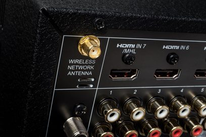 Trådløs netværksantennekonnektor, HDMI-porte 7 og 6, RCA-stik på en sort Anthem MRX-720 hjemmebiografsforstærker, tæt forfra