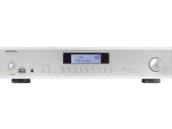 Stříbrný stereo hi-fi zesilovač Rotel A14 MKII, pohled zepředu, LCD displej, ovládací tlačítka a kolečka, sluchátkový a USB vstup