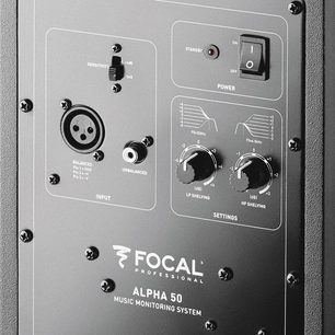 Forstærket Focal ALPHA 50 højttaler, frontvisning af kontrolpanelet med knapper, kontakter og stik