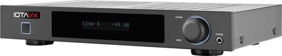 Integrierter Stereo-Verstärker IOTAVX SA3 schwarz, Frontalansicht in leichter Aufsicht, großes zentrales Display und Lautstärkeregler rechts