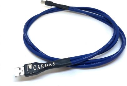 USB-kabel Cardas Clear High Speed 1 m blå med forsølvede USB-stik, set ovenfra på hvid baggrund