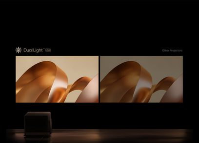 XGIMI Horizon S Max, vista frontale, proietta due immagini comparative con nastri dorati su sfondo nero, testo "Dual Light 2.0"