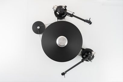 Platina de vinilo hi-fi Transrotor Max Nero RB330 negra en aluminio y acrílico, vista desde arriba, con plato circular negro, dos brazos de lectura negros sobre bases metálicas plateadas y polea motriz conectada por correa