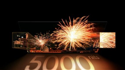 Schermo TV con fuochi d’artificio notturni, zoom sui dettagli luminosi e menzione della luminosità di 5000 nit