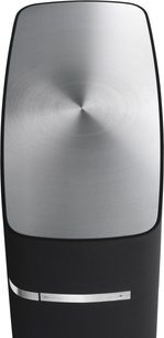 Trådløs, tilsluttet Bowers & Wilkins A7 sort højttaler, set forfra i nærbillede, børstet metaloverflade, central knap