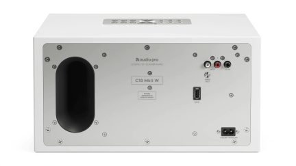 Coluna Audio Pro C10 MkII W branca, vista traseira com abertura bass-reflex e entradas de áudio